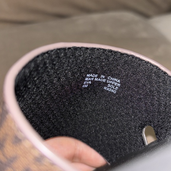 New Michael Kors Monogram Slide -Brown/Blackk with Gold logo-Size 8M - Picture 9 of 9